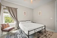 4 blocks from beach! spacious getaway w game room, outdoor kitchen. Kid-friendly - Jacuzzi