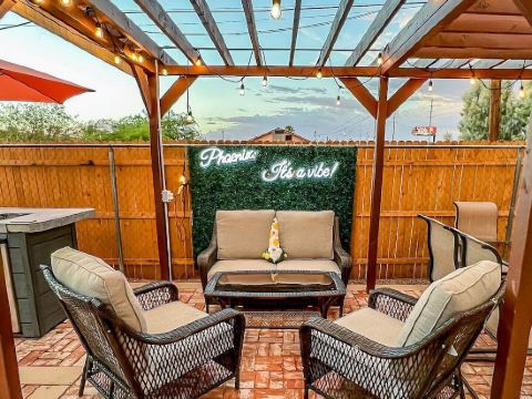 Cozy Home w/Yard & Outdoor Kitchen 5 min. Drive to Downtown & Airport