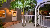 Stunning 1-Bedroom, Remodeled Apartment Overlooking Pool Near the Beach