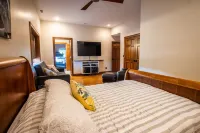 The Aviator’s Lounge, loft living in the NRG, private pool & hot tub