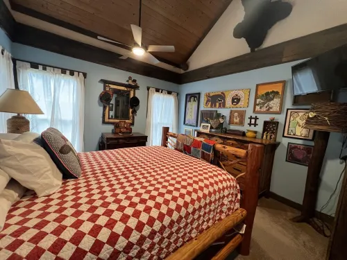 Artsy Highlands 5 br 3.5bth,w/creek,wifi & firepit