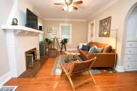 Peoria Heights Petite Charmer- A Block From it All!! Hotels in Peoria Heights