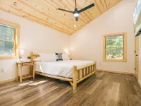 Brand NEW Build! Five Master Suites~Bunk Room~INDOOR POOL, Game ROOM & Hot Tub! Hotels in McHenry