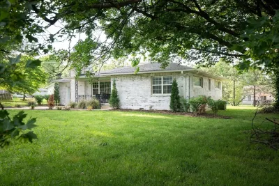 Charming Rancher, Close to Everything! Hotels near Central Christian Center