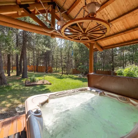 Cascade Basecamp, Fully Fenced/Hot Tub/Pet Friendly!