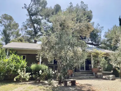 Pets Welcome <br>Private Home on 2 Acres<br>Hiking, biking, Trails <br> Hotel dekat Altadena Ale & Wine House
