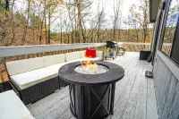 BLVCK Cabin II w/ Hot Tub in the Mountains near Bushkill Fall