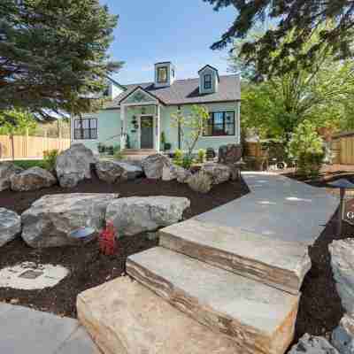 The Grove at Midtown Manor - King Beds & Hot Tub! Hotel Exterior