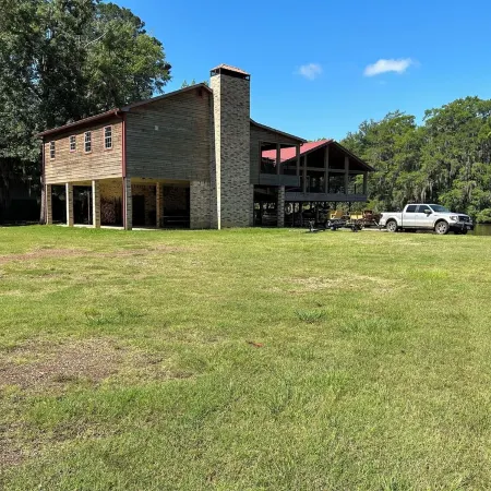 House/Boat house on the river! Boat lift and boat ramp, sun deck, ice machine