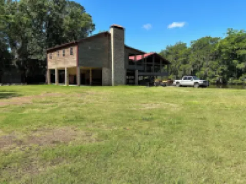 House/Boat house on the river!  Boat lift and boat ramp, sun deck, ice machine