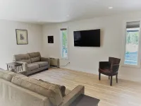 Outlaw Inn!  Minutes from Main Street, 3 bedroom, 3 bathrooms, full living space