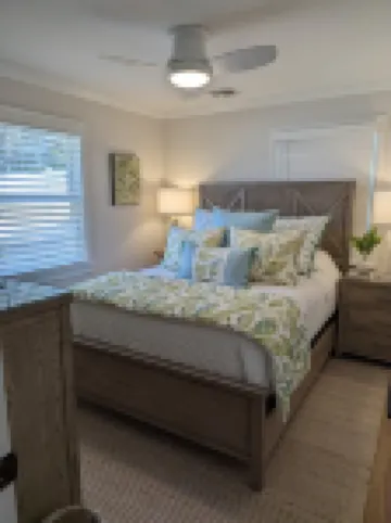 Cozy Cottage Waterfront Home In Portsmouth Hotels in Portsmouth