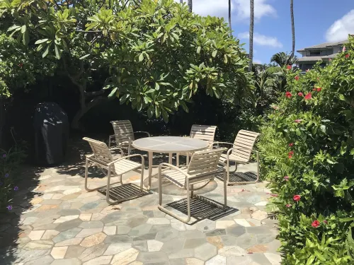 Deluxe Ocean View Ground Floor.... Renovated ..Walk to the Hyatt and Beach...A/C