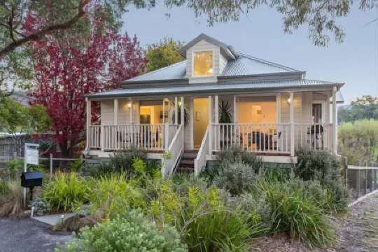 Time to wind down, hear the birds, the Sea. New EV Charger.Double Spa Bath.