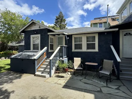 Furnished North Berkeley pet-friendly cottage in the center of it all