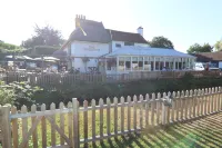 Lovely dog friendly 2 bed bungalow with parking