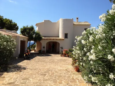 Elegant 3-bedroom villa in Fig.1. Sea line with stunning views Hôtels à proximité de : Racó de s'Arena