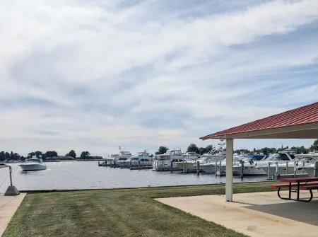 Marina Across the Street! Отели рядом с достопримечательностью «S.S. Badger: Lake Michigan Carferry»