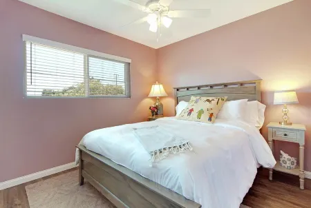 Old Towne Orange, Chapman University,  Disneyland and the Convention Center Отели рядом с достопримечательностью «Университет Чапман»