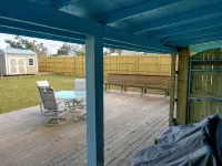 Pet Friendly Cottage-3 blocks from Beach New fenced yard.