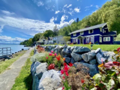 Shabby Chic Waterfront Retreat Serene Low Bank Waterfront Home w/ Gas Fire Pit. Hotels in Vashon