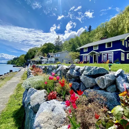 Shabby Chic Waterfront Retreat Serene Low Bank Waterfront Home w/ Gas Fire Pit.