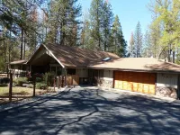 SIERRA ESCAPE! SPACIOUS COUNTRY HOUSE WITH POOL & SPA--20 MINUTES FROM YOSEMITE!
