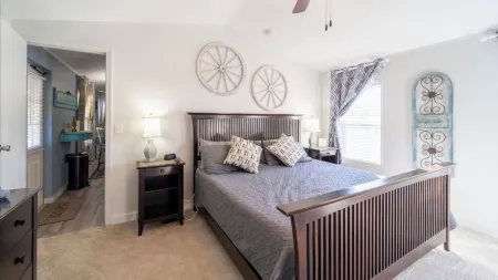 LUXURY RETREAT / PICKLEBALL COURT,  less than 3 miniutes from Winstar Casino!