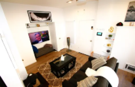 L@@K 2 minute walk to the BEACH and the party street called 2nd Street!