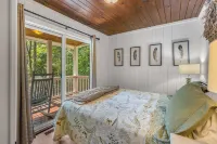 Walk to Downtown Cashiers!CharmingSecluded Cottage w/Resort Access –Pet Friendly