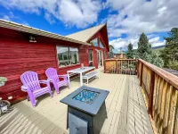 INDEP.CLOSE TO SKI/REMODELED CHALET ON XL LOT W VIEWS OF SKI RESORT &MOUNTAINS