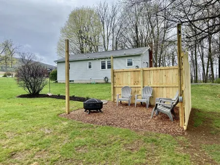 Country Getaway, 2- bedroom, Jacuzzi, fire ring