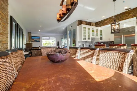 Luxury Coronado Home 500ft to Beach, Ferry, & Restaurants + Rooftop Отели рядом с достопримечательностью «Vietnam Unit Memorial Monument»