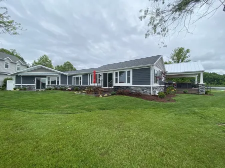 5-Star Lakeside Luxury & Comfort!