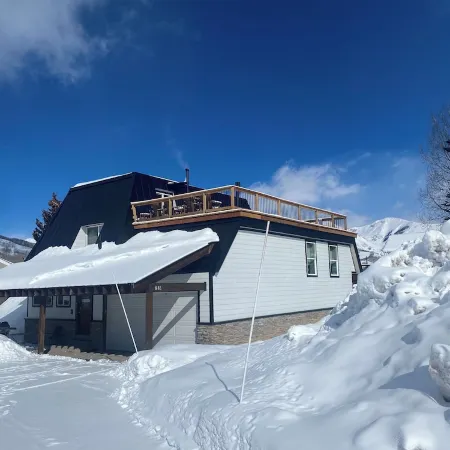 Mountain Vintage Vacation Home! Conveniently in Mt CB, easy access to trails!