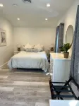 Sunny 2-bedroom beach cottage, walk to beach!