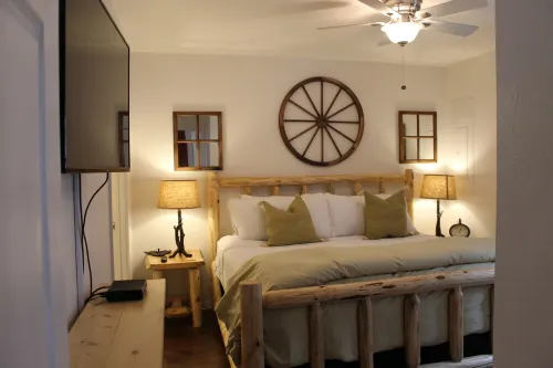 Relax in comfort at the Alpine Cottage 2 which is centrally located in Helen.