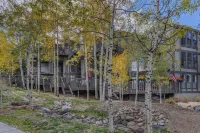 Seconds to mall and slope, 2 hot tubs,1 pool, small gym, fireplaces