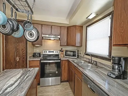 Level Laurel highlands house on 5 acres!