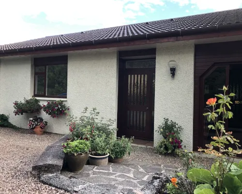 Spacious Studio Apartment with en-suite, full kitchen and private entrance Hotels in Roybridge