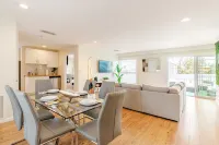 Luxury 2BD Oceanfront Condo + Private Parking, 2 Minute Walk to the Beach!