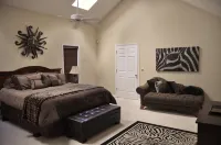 Executive home minutes to downtown Greenville, GHS, Swamp Rabbit Trail Sleeps 10