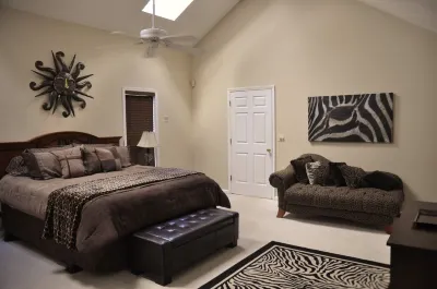 Executive home minutes to downtown Greenville, GHS, Swamp Rabbit Trail Sleeps 10