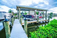 The Palm Tree  Waterfront -  Pool Home - Free Heated pool- Pool Table - kayaks