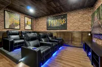 Magical 5 bedroom villa, extended pool deck and movie theatre room near Disney