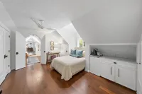 ⭐️Luxury Lake Austin: Chef, Heated Pool, Hot Tub, Waterfront Dock & Pizza Oven⭐️