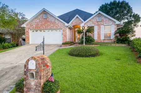 New Orleans Area 5BR 3.5ba with Gourmet Kitchen and Private Boat Dock