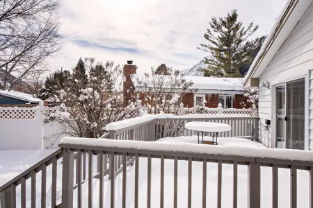 Family Home Across from Rio Grande Trail, Near Downtown and Hot Springs Pools! Отели рядом с достопримечательностью «The Hideout at Glenwood Springs»