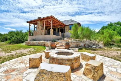 Modern Hill Country Retreat Các khách sạn gần Family Business Beer Company