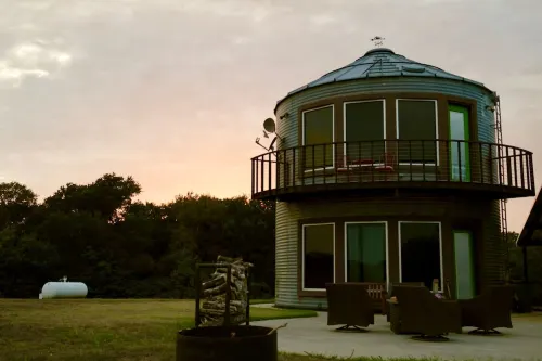 Couples Getaway in Small Town Waxahachie, Texas on10 Acres of Fields and Forest.